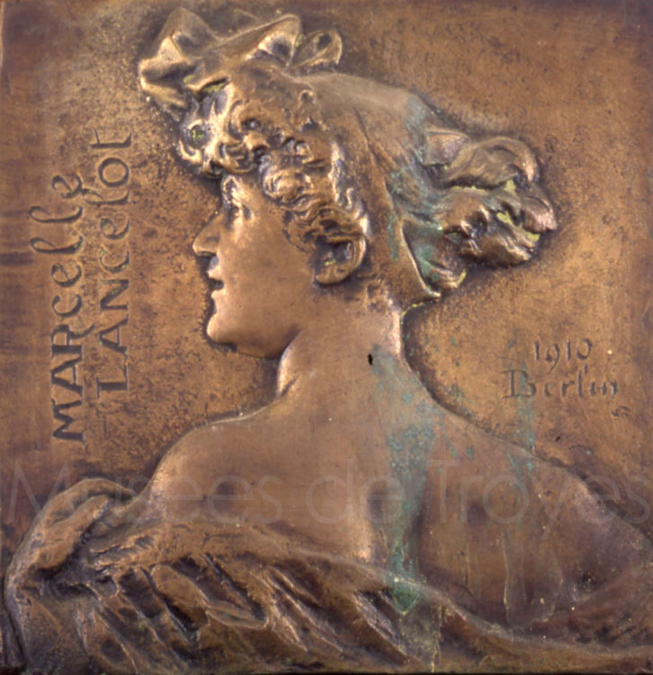awarewomenartists.com